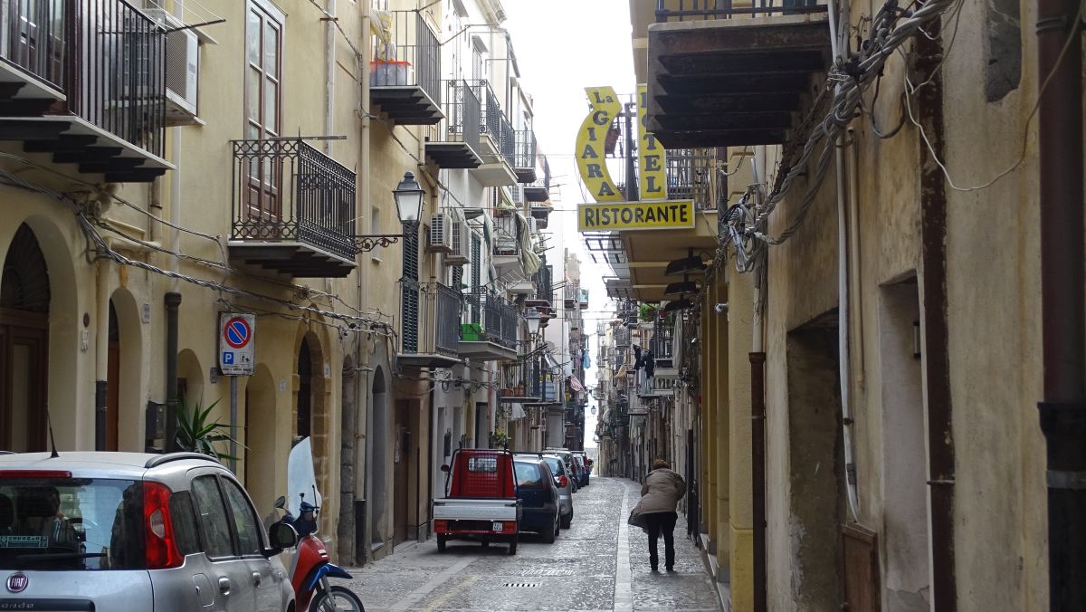 Gasse in der Altstadt von Cefalù