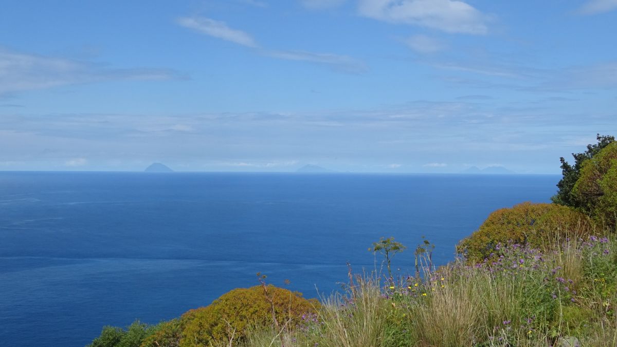 die Sicht wird besser, jetzt sind die Liparischen Inseln schon zu sehen