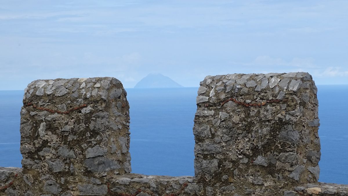 eine der Liparischen Inseln (Isola di Salina?)