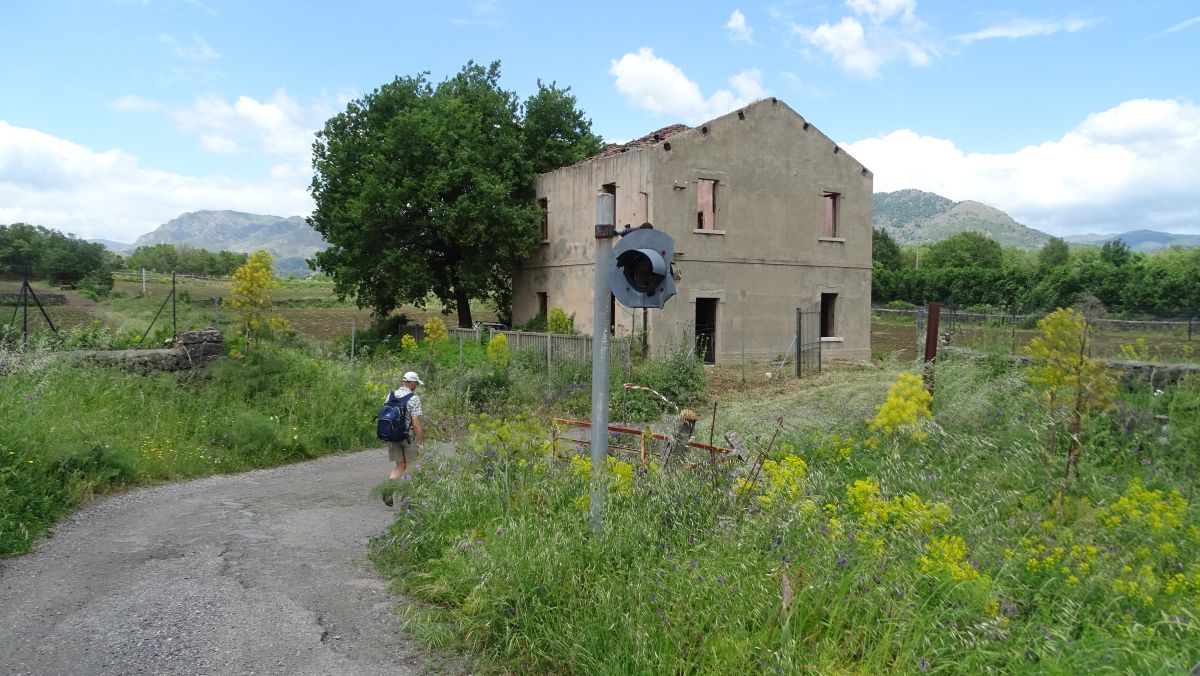 Alter Bahnübergang der stillgelegten Bahnstrecke Ferrovia Alcantara-Randazzo