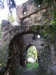 Burg (Geocachesuche) am Wegesrand