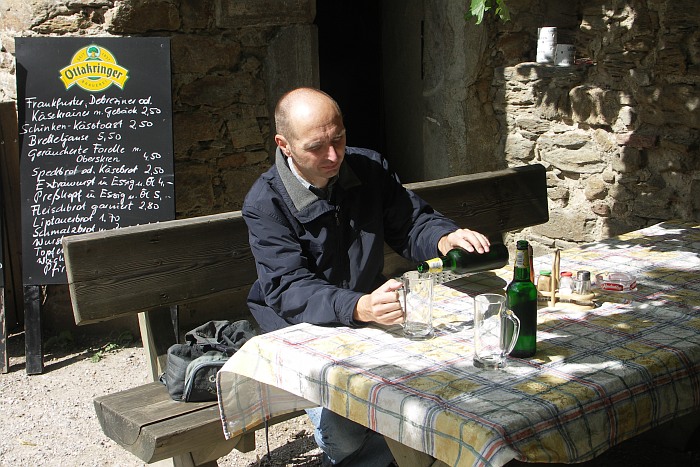 Stärkung im Burghof