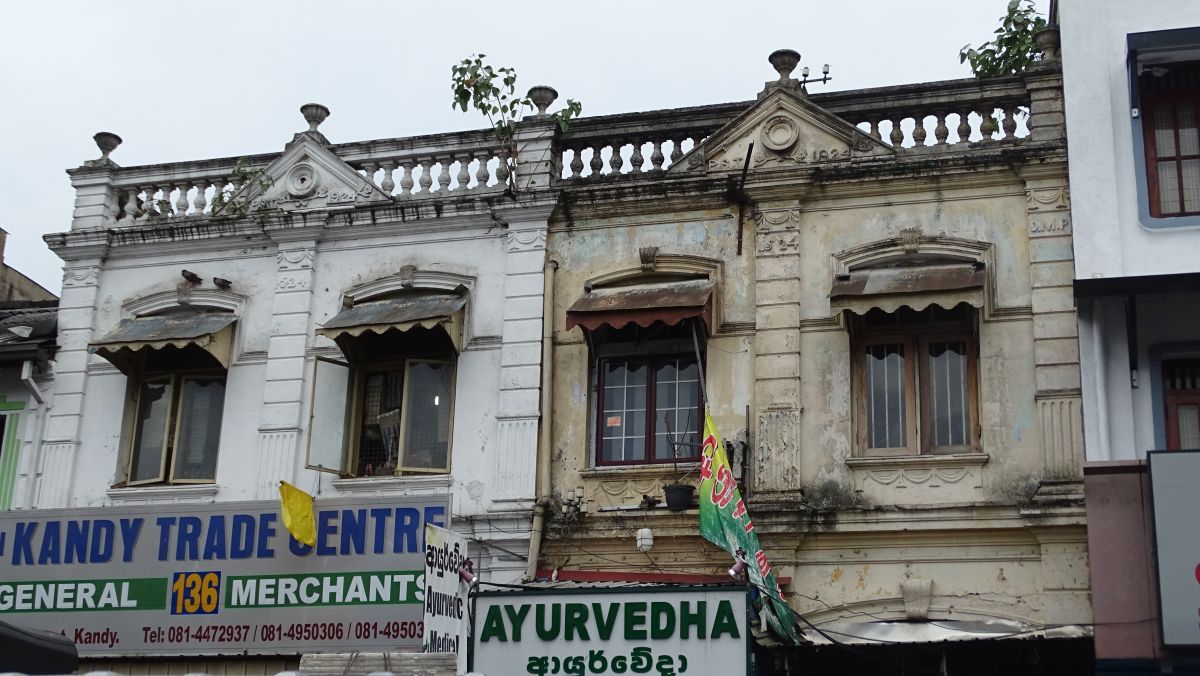 Reste alter Häuser in Kandy