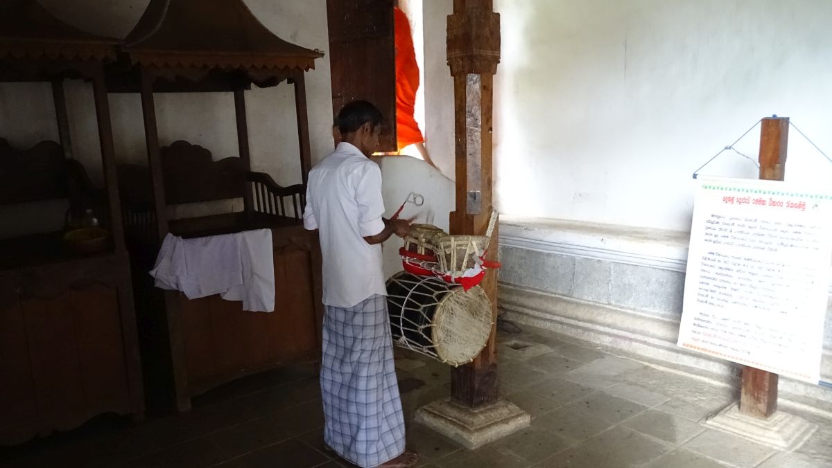 Trommler im Degaldoruwa Raja Maha Vihara Höhlentempel