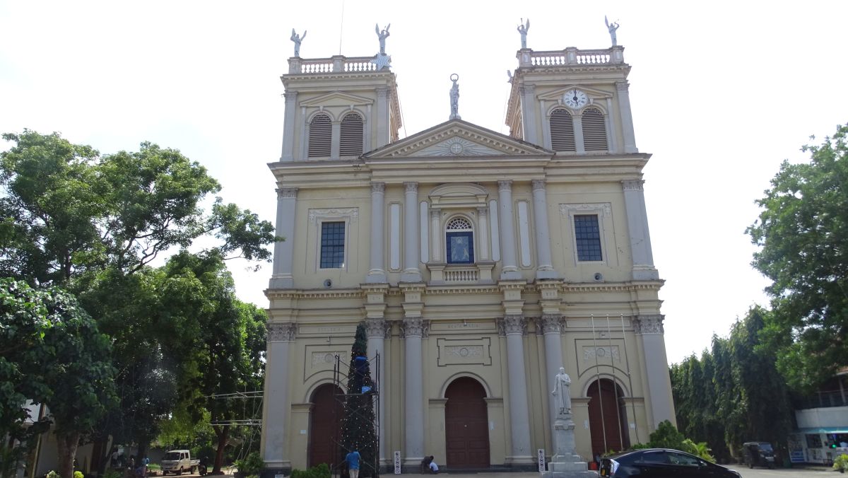 Katholische Kirche, hier wird gerade der Baum geschmückt