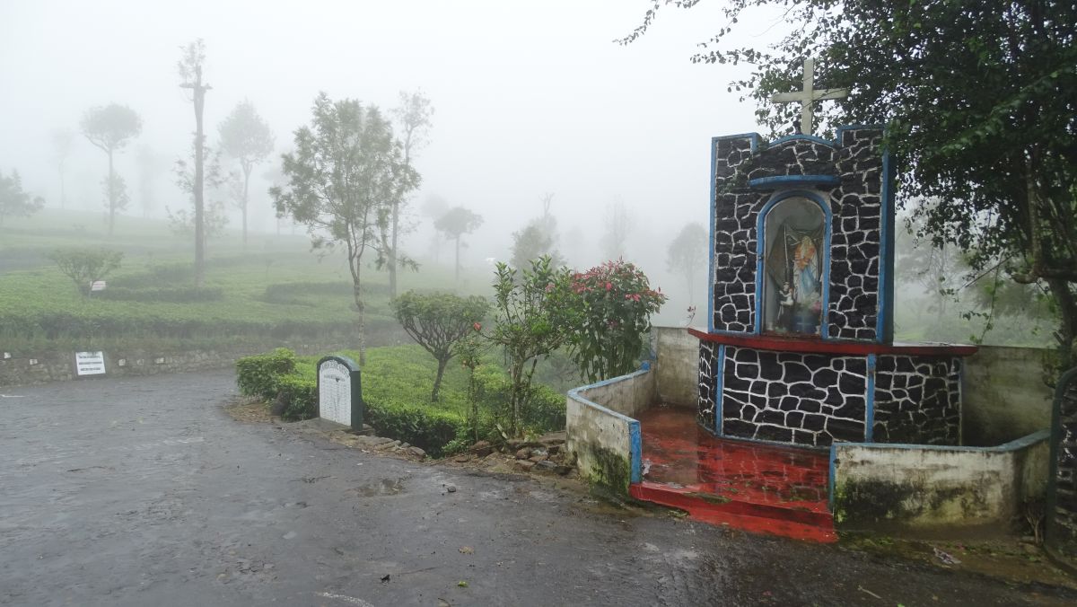 Wegkapelle im Regen