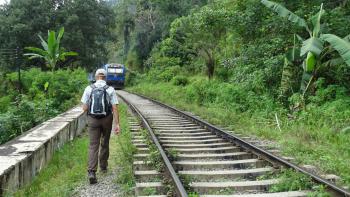 Beiseite gehen, Zug nach Badulla kommt