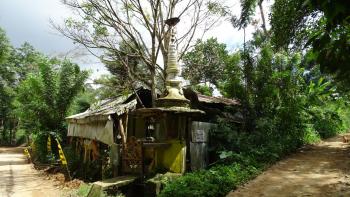 kleiner Tempel an Wegkreuzung