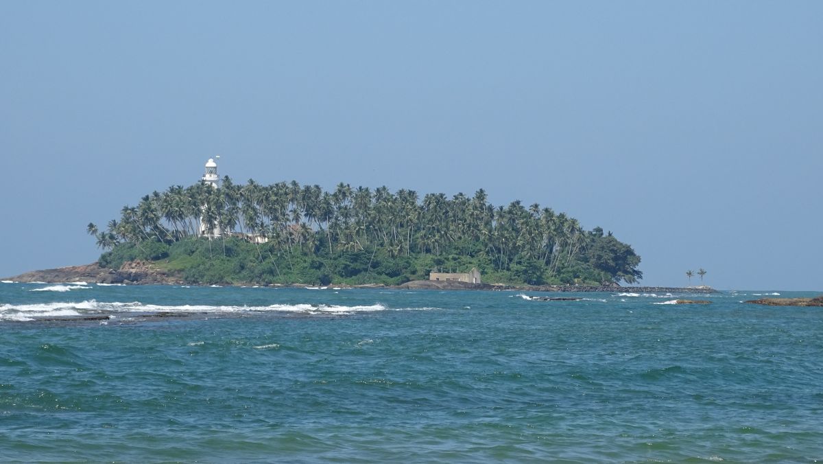 Insel mit Leuchtturm vor Moragalla