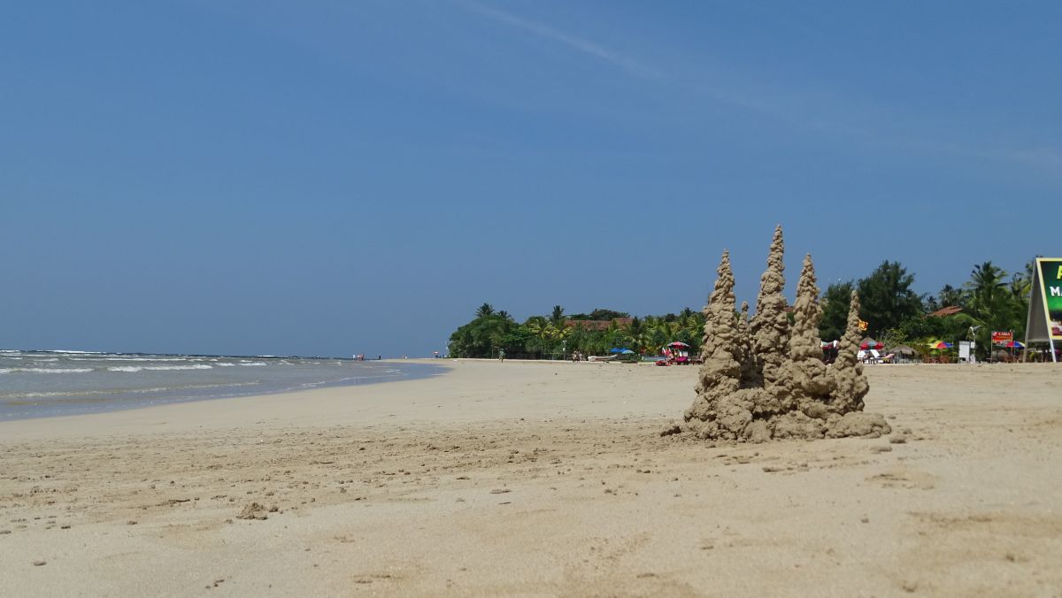 wieder am Strand, Kleckerburgenbau