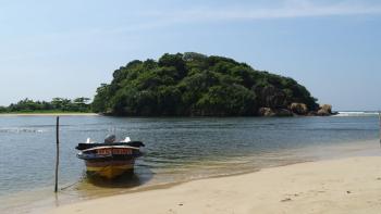 Boot am Strand von Aluthgama