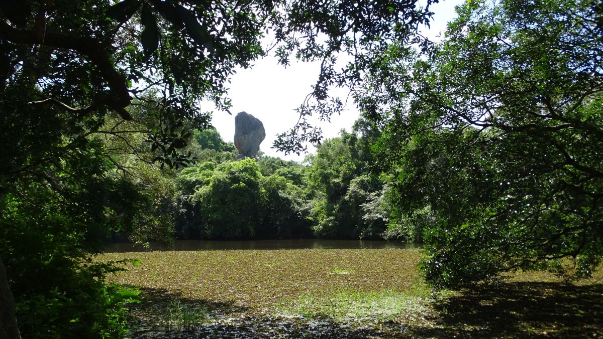 Asiaten lieben Felsen, die scheinbar gleich herunterfallen...