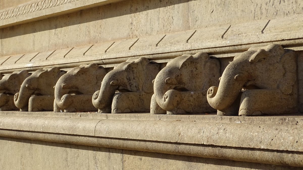 Elefantenverzierungen an der Ruvanvelisaya-Stupa