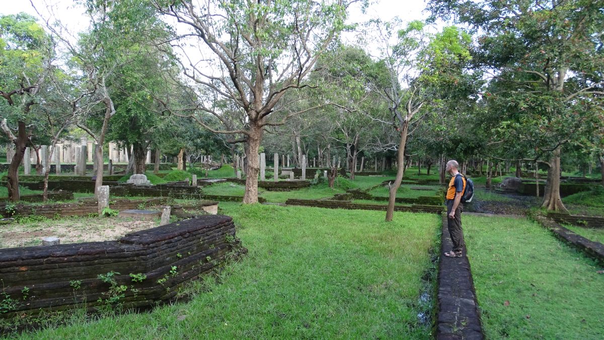 Anuradhapura, hier kamen wir nur auf den Mauerresten voran