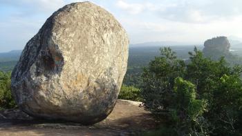 Wieder mal einer dieser Felsen, die gefährlich nah daran sind, herunterzurollen