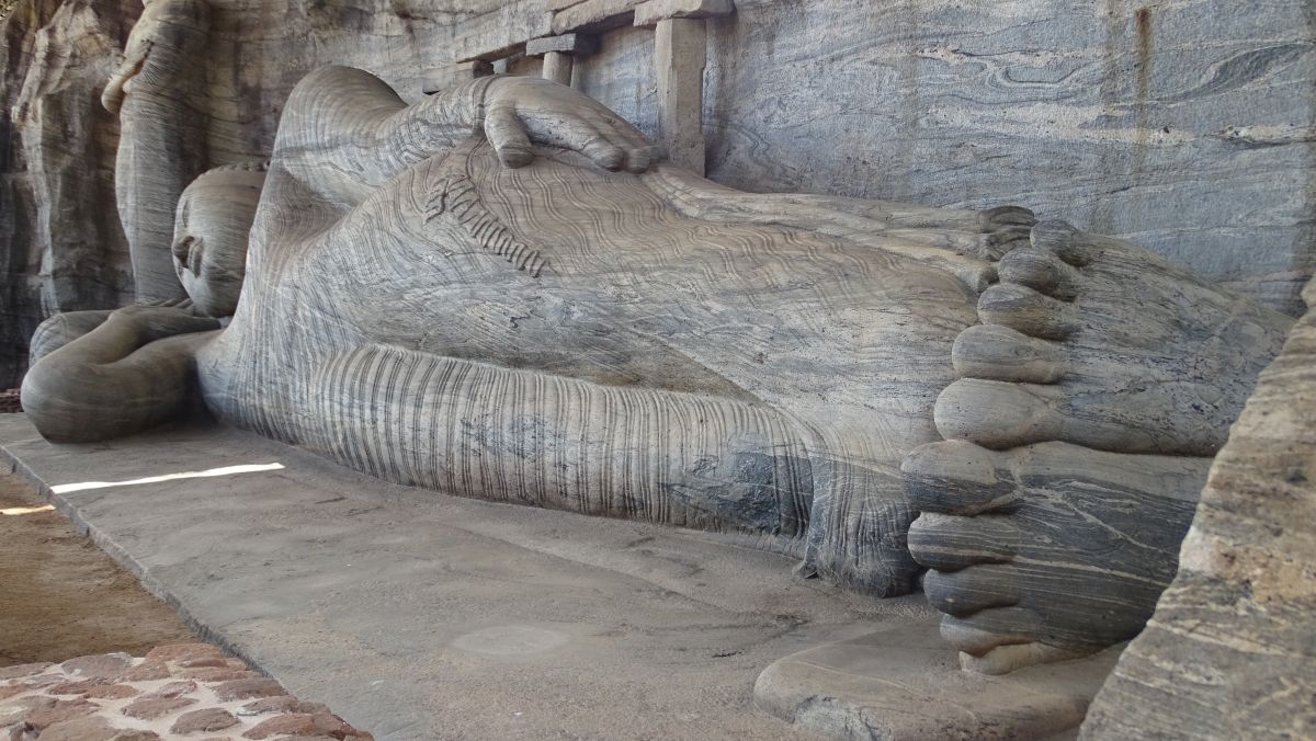 Buddha aus dem Fels gehauen wie gewachsen