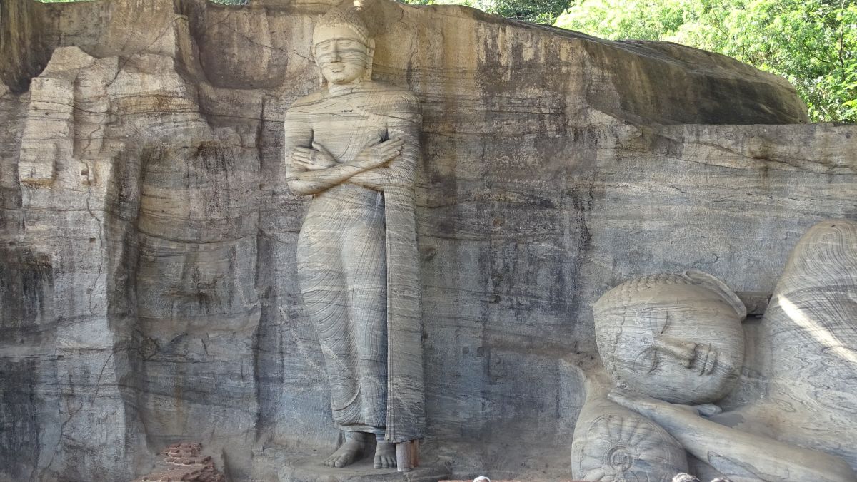 Buddha aus dem Fels gehauen wie gewachsen