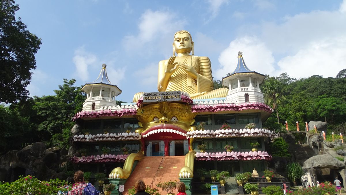 kitschiger Eingang zum Dambulla-Höhlentempel