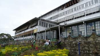 Flucht vor einem Wolkenbruch in die Dambatenne-Teefabrik