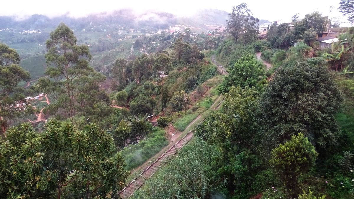 Blick vom Herbergsofa auf die Bahnstrecke Kandy-Badulla