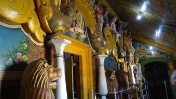 Tempel unterwegs, farbenfrohe Figuren aus Buddhas leben