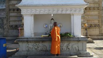 Mönch an der Ruvanvelisaya-Stupa