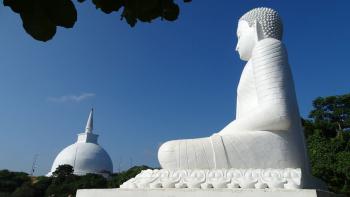 riesiger sitzender Buddha
