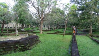 Anuradhapura, hier kamen wir nur auf den Mauerresten voran