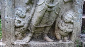 Anuradhapura, Gnome zu Füßen einer Wächterfigur