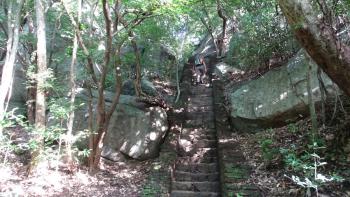 ein paar Kilometer weiter Aufstieg zum Pidurangala-Felsen
