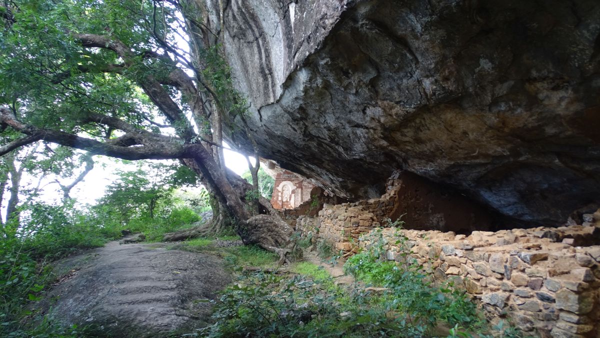 Aufstieg zum Pidurangala-Felsen, kurz vorm Felsenbuddha
