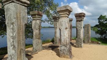 Säulen eines Tempels am See