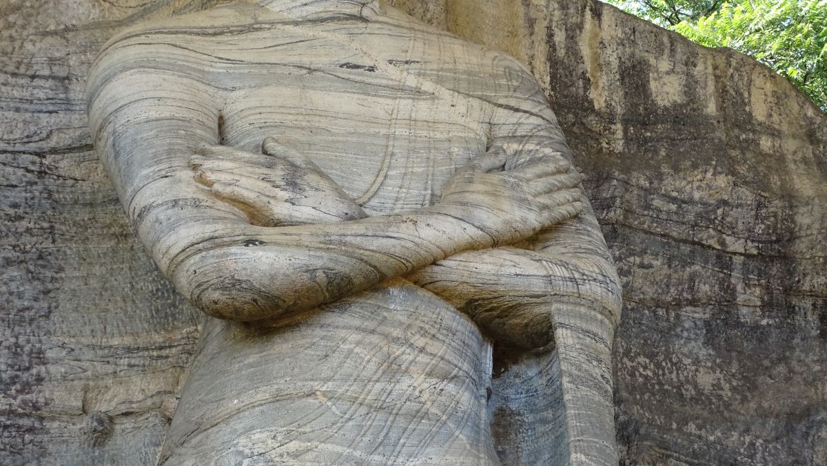 Buddha aus dem Fels gehauen wie gewachsen
