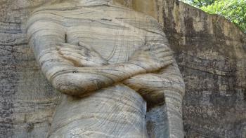 Buddha aus dem Fels gehauen wie gewachsen