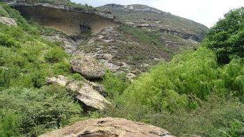 und wieder gibt es überhängende Felsen