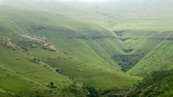 in der Ferne der Mahai-Wasserfall