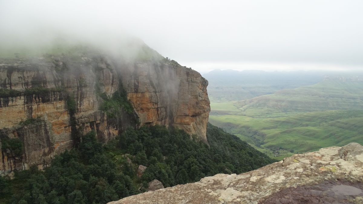 Felsen am Gudu-Wasserfall