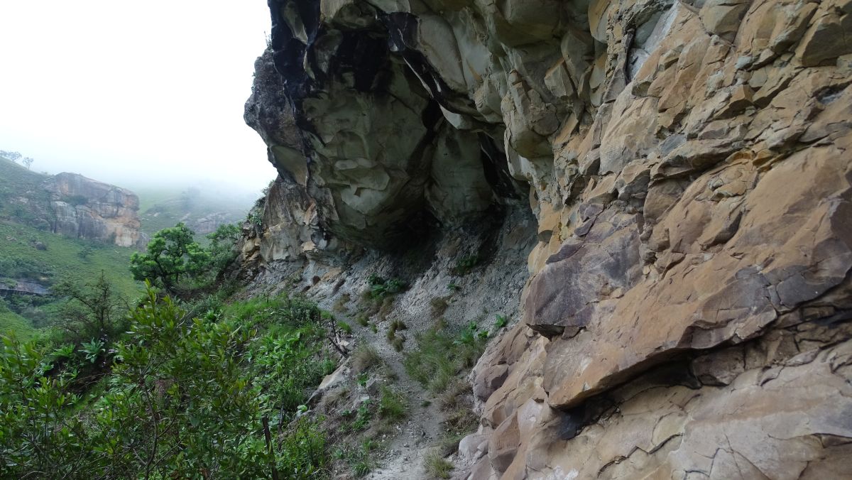 überhängende Felsen, auch hier