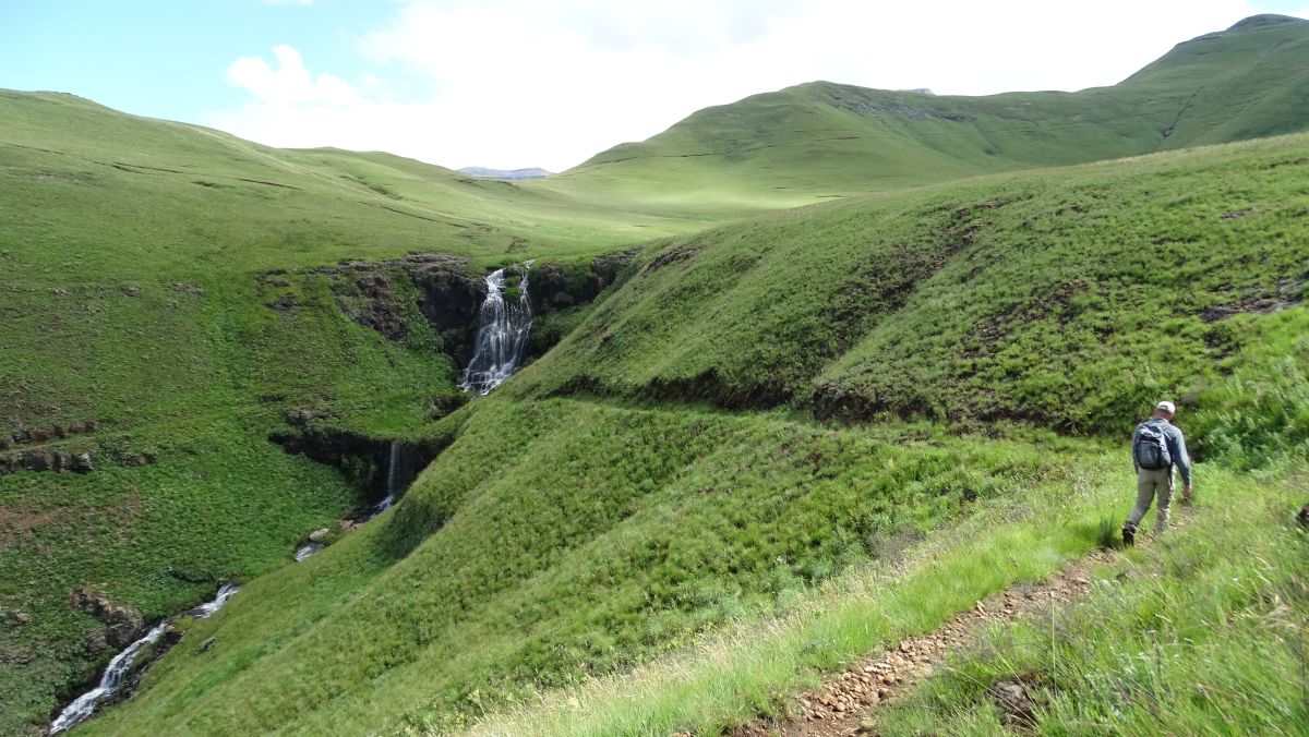 dier Mahai-Wasserfall kommt zum Vorschein