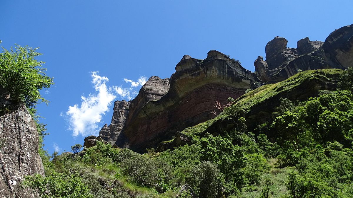 die typischen überhängenden Felsen auch hier