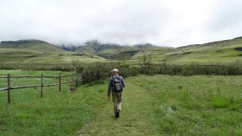 Beginn der Wanderung über Wiesen