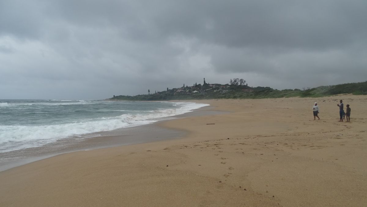 dunkle Wolken über dm Strand in Shelly Beach