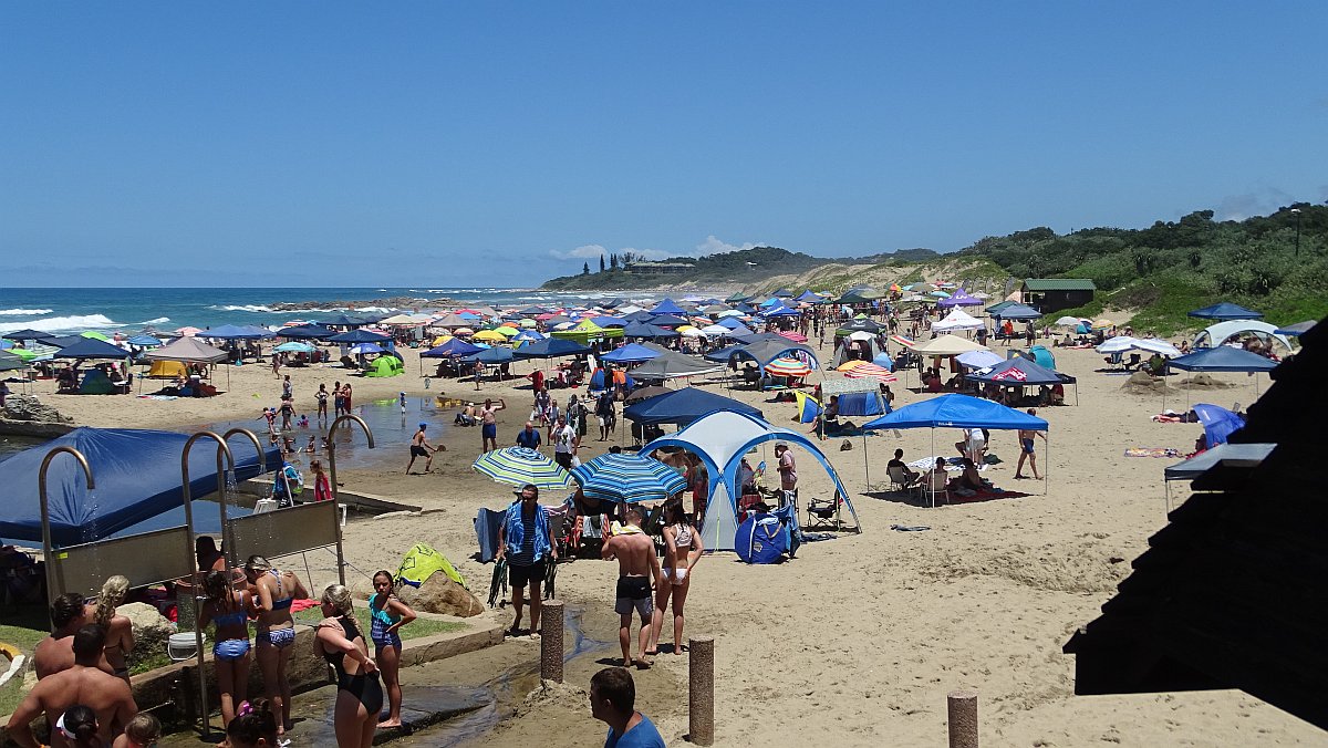 voller Strand im Nachbarort