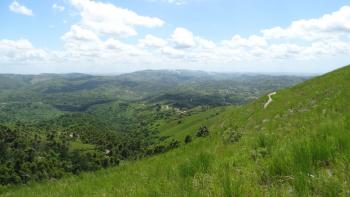 hügeliges Zulu-Land mit verstreuten Dörfern