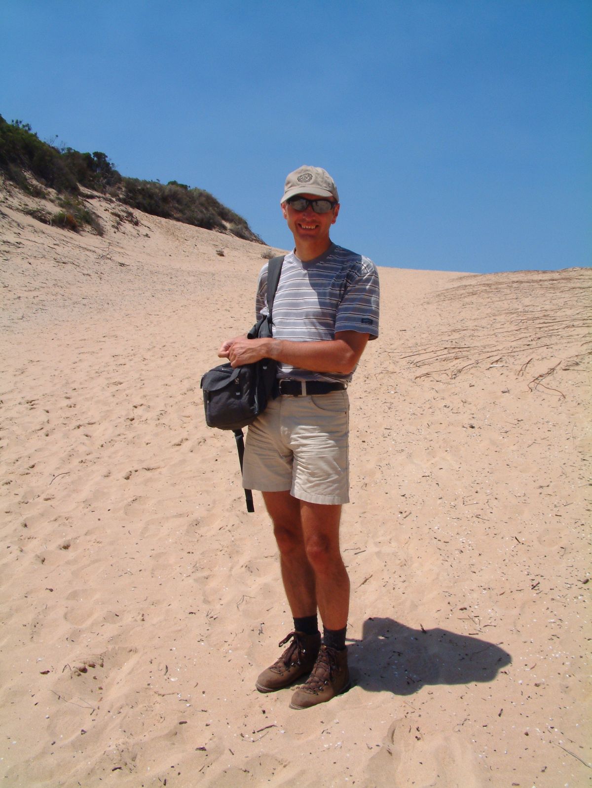 einsamer junger Mann am Strand