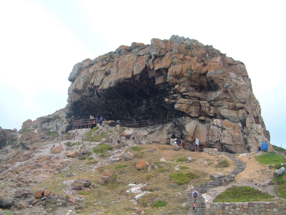 Höhlenfelsen mit Steinzeitwohnung