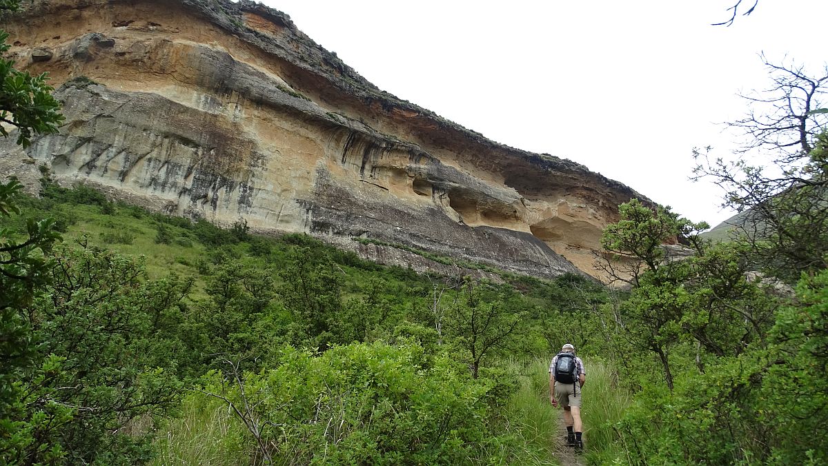 hier gibt es viele überhängende Felsen