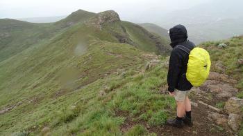 im Regen auf dem Gipfel