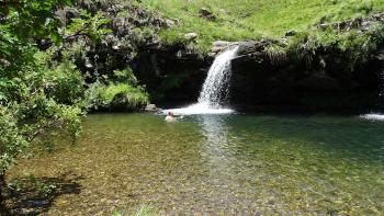 André im abseitigen Pool mit eigenem Wasserfall, welch Luxus