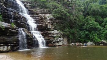 Hoopoe-Wasserfall mit Badenden